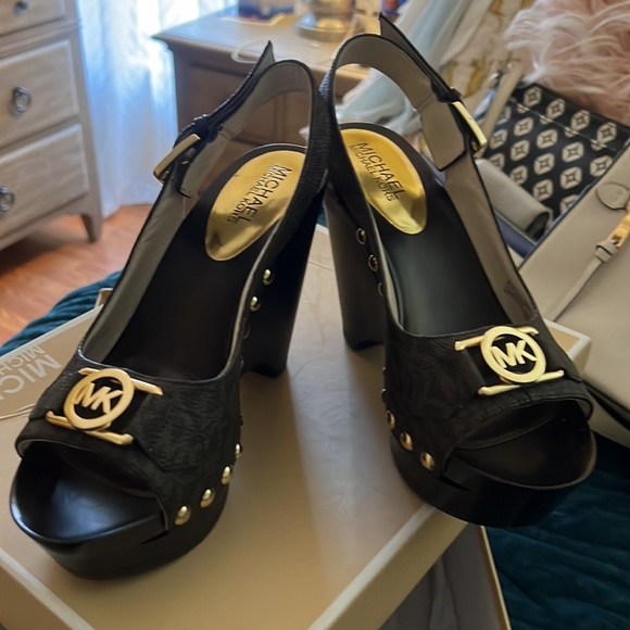 Omg, these Michael Kors platforms - Picture 2 of 5